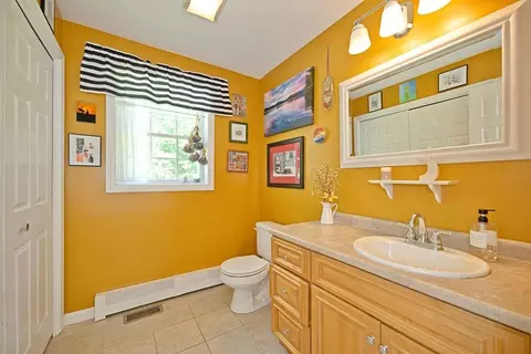 Bath - 4 Hudson Dr, Kensington, NH 03833 photo 1 of 4