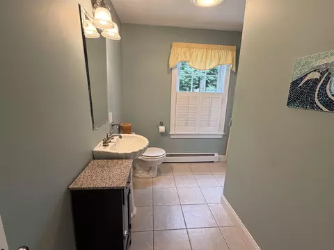 Bath - 7 Palmer Dr, Kensington, NH 03833 photo 2 of 7
