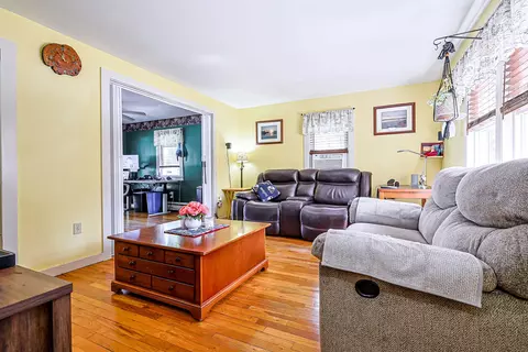Living - 360 High St, Hampton, NH 03842 photo 1 of 2