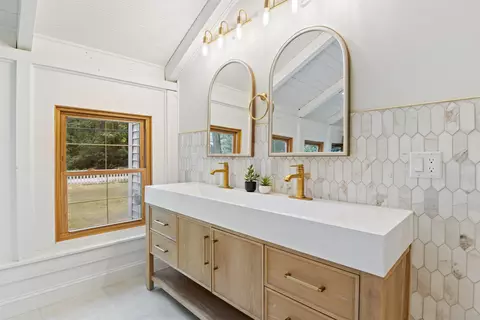 Bath - 38 Mill Rd, North Hampton, NH 03862 photo 4 of 11