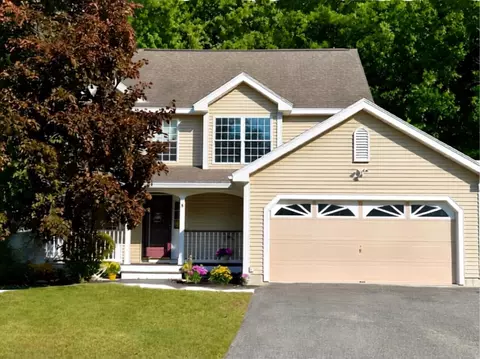 28 Pasture Dr, Manchester, NH 03102