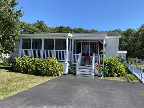 35 Tricia St, Seabrook, NH 03874