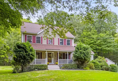29 Abenaki Cir, Chester, NH 03036