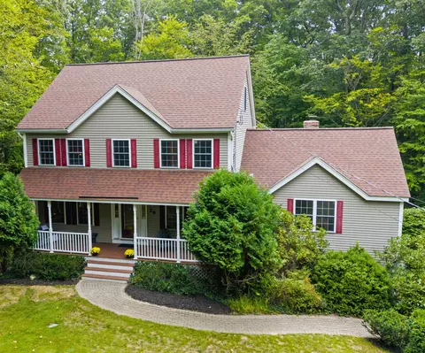 29 Abenaki Cir, Chester, NH 03036