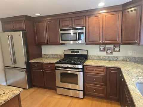 Kitchen - 82 Dutton Rd, Pelham, NH 03076 photo 2 of 4