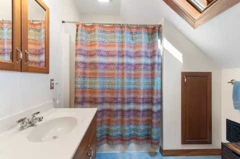 Bath - 47 Oak Hill Dr, Dummerston, VT 05301 photo 2 of 3