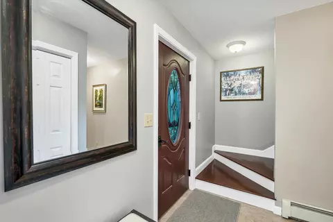 Entry Way - 8 Knoll Rd, Wolfeboro, NH 03894 photo 4 of 5