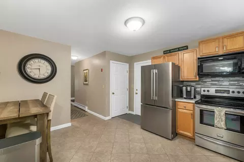 Entry Way - 8 Knoll Rd, Wolfeboro, NH 03894 photo 1 of 5