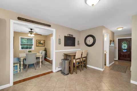 Entry Way - 8 Knoll Rd, Wolfeboro, NH 03894 photo 2 of 5