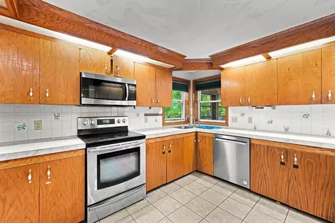 Kitchen - 36 Governor Dinsmore Rd, Windham, NH 03087 photo 3 of 8