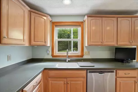 Kitchen - 4 Debbie St, Hooksett, NH 03106 photo 4 of 5