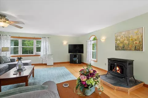Living - 4 Debbie St, Hooksett, NH 03106 photo 2 of 4
