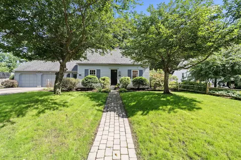 9 Hillside Dr, Nashua, NH 03064
