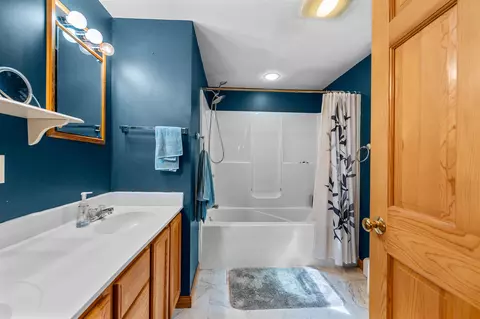 Bath - 740 E Barre Rd, Barre, VT 05641 photo 3 of 4