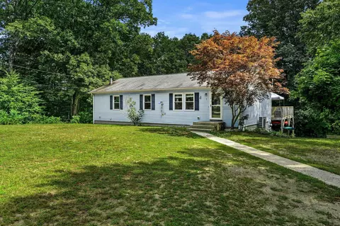 9 Dee Dee Dr, Sandown, NH 03873