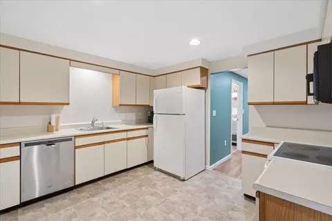 Kitchen - 62 Stacey Cir, Windham, NH 03087 photo 2 of 4