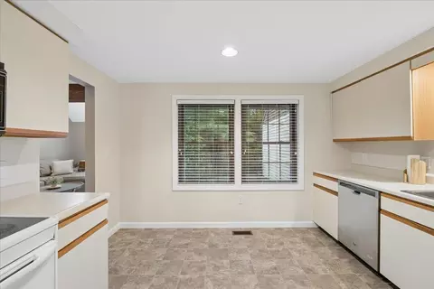 Kitchen - 62 Stacey Cir, Windham, NH 03087 photo 4 of 4