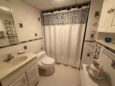 Bath - 226 Amesbury Rd, Kensington, NH 03833 photo 1 of 6