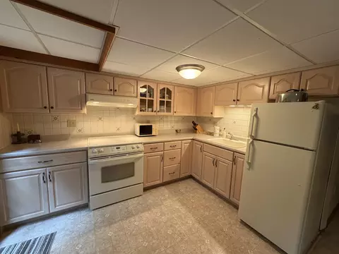 Kitchen - 226 Amesbury Rd, Kensington, NH 03833 photo 4 of 5
