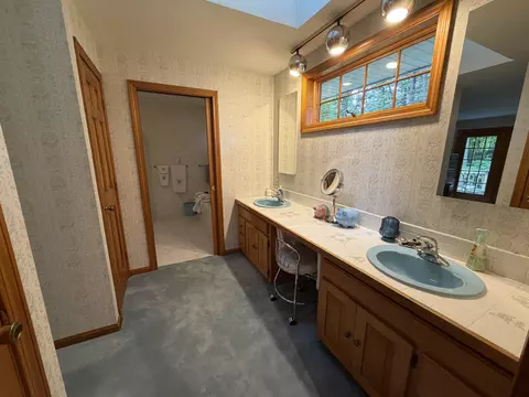 Bath - 226 Amesbury Rd, Kensington, NH 03833 photo 3 of 6