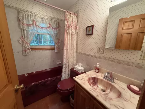Bath - 226 Amesbury Rd, Kensington, NH 03833 photo 6 of 6