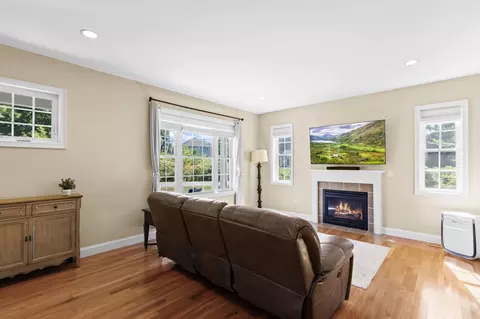 Living - 21 Colt Ln, Epping, NH 03042 photo 2 of 3