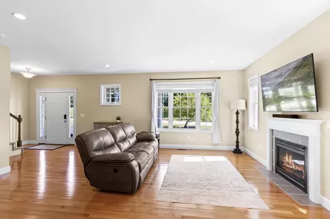 Living - 21 Colt Ln, Epping, NH 03042 photo 3 of 3