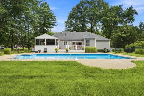 Exterior - 8 Rolling Ridge Rd, Windham, NH 03087 photo 3 of 7