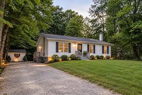 33 N Shore Dr, Barnstead, NH 03225