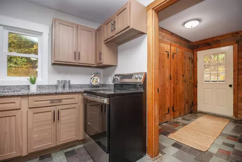 Entry Way - 212 Colburn Rd, Temple, NH 03084 photo 2 of 10