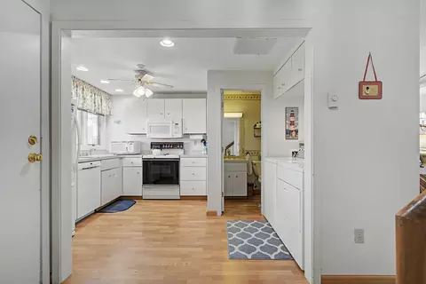 Entry Way - 23 Cusack Rd #25, Hampton, NH 03842 photo 1 of 2