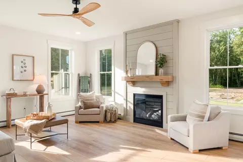 Living - 427 Mountain View Rd, Williston, VT 05495 photo 2 of 6
