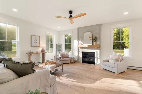Living - 427 Mountain View Rd, Williston, VT 05495 photo 5 of 6