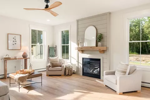 Living - 427 Mountain View Rd, Williston, VT 05495 photo 2 of 6