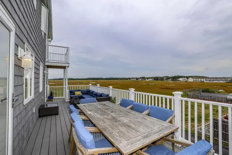Exterior - 583 Ocean Blvd, Hampton, NH 03842 photo 5 of 14