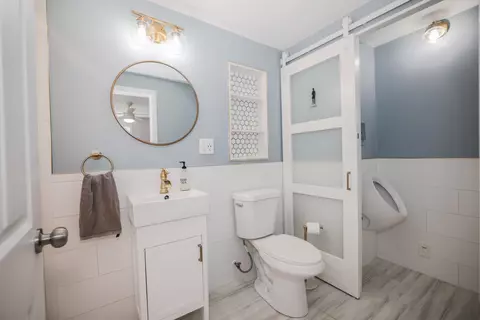 Bath - 583 Ocean Blvd, Hampton, NH 03842 photo 1 of 7
