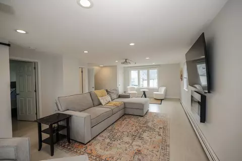 Living - 583 Ocean Blvd, Hampton, NH 03842 photo 11 of 12