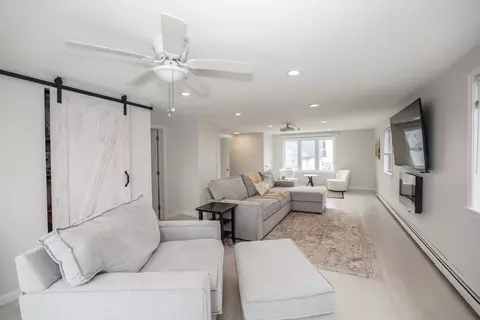 Living - 583 Ocean Blvd, Hampton, NH 03842 photo 9 of 12