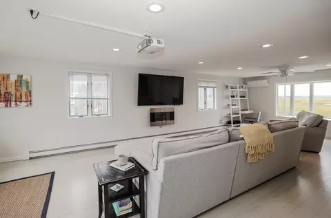 Living - 583 Ocean Blvd, Hampton, NH 03842 photo 7 of 12