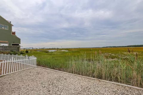 Exterior - 583 Ocean Blvd, Hampton, NH 03842 photo 3 of 14