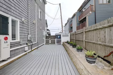 Exterior - 583 Ocean Blvd, Hampton, NH 03842 photo 9 of 14