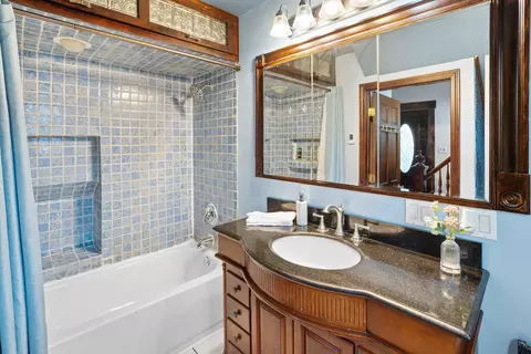 Bath - 83 Spring St, Hardwick, VT 05843 photo 1 of 2
