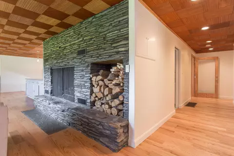 Entry Way - 180 Drinkwater Rd, Kensington, NH 03833 photo 2 of 3