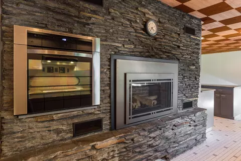 Kitchen - 180 Drinkwater Rd, Kensington, NH 03833 photo 6 of 11