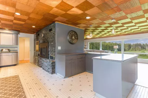 Kitchen - 180 Drinkwater Rd, Kensington, NH 03833 photo 5 of 11