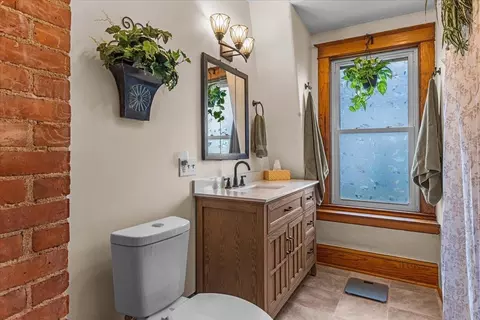 Bath - 76 Upper Cherry St, Hardwick, VT 05843 photo 1 of 1