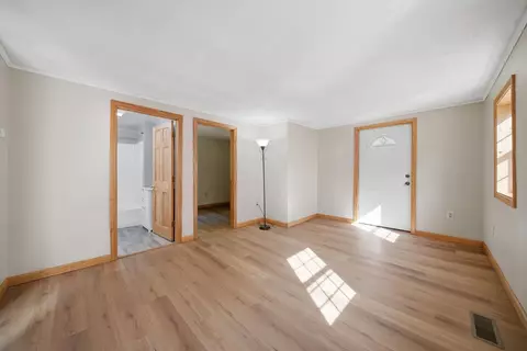 Living - 9 Zapora Dr, Hooksett, NH 03106 photo 2 of 4