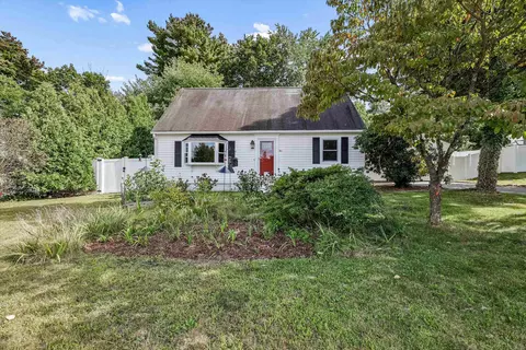 4 Cheyenne Dr, Nashua, NH 03063