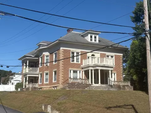 18 Mast Rd, Manchester, NH 03102