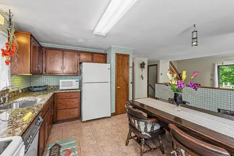 Kitchen - 2 5 Cunningham Dr, Derry, NH 03038 photo 1 of 1